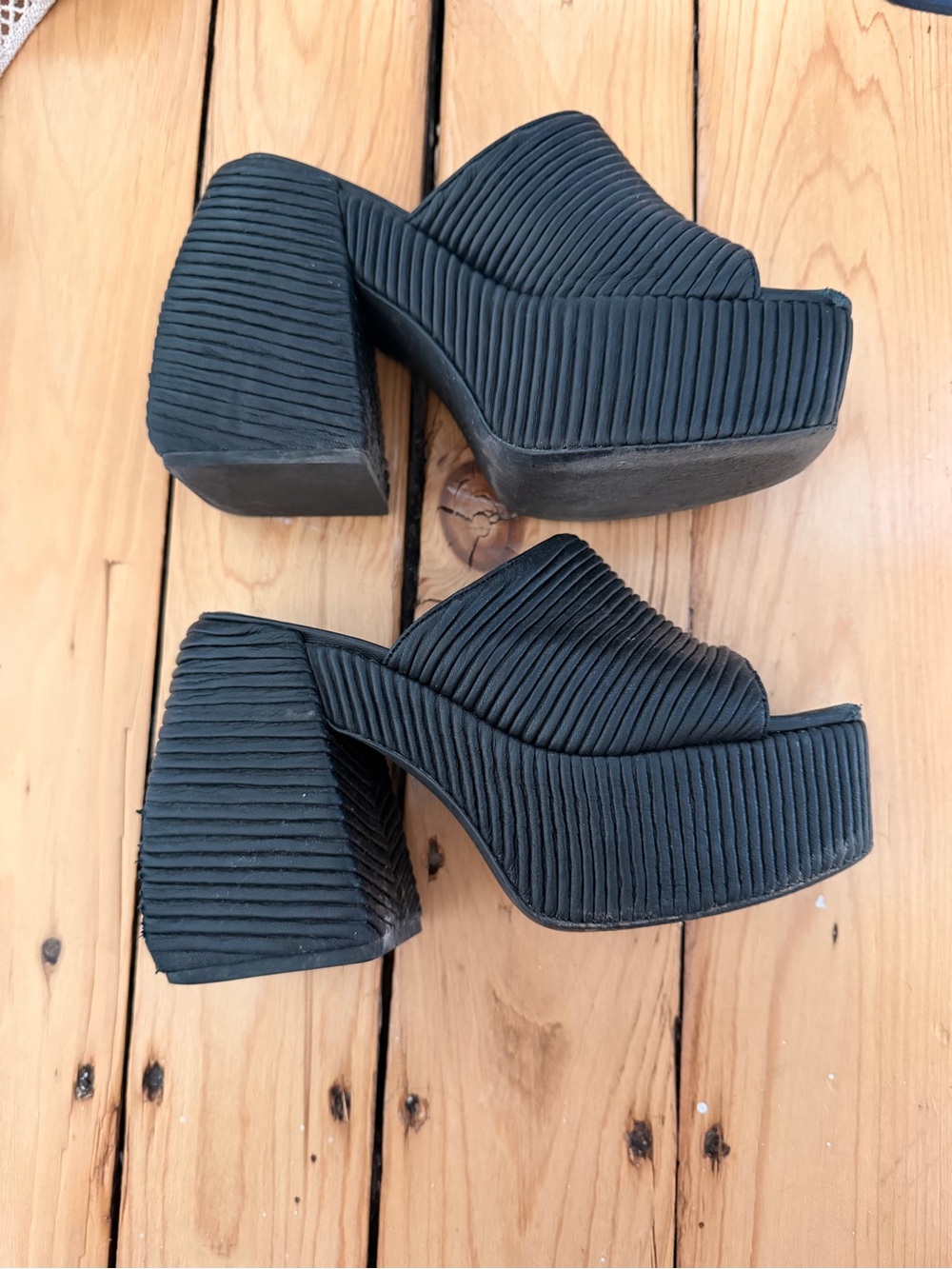 Artisan Black Ribbed Platform Mule Sandals